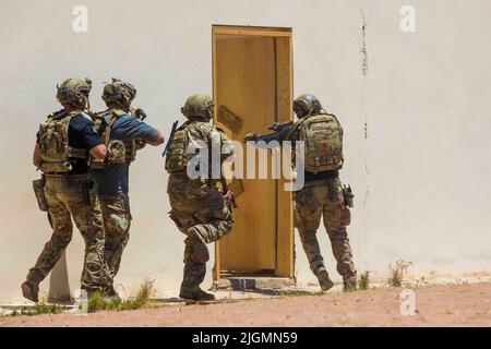 Tifnit, Maroc. 26th juin 2022. Des bérets verts américains affectés au groupe des forces spéciales 19th (aéroporté) de la Garde nationale de l'armée de l'Utah entrent dans un bâtiment après avoir braché la porte pendant l'entraînement à Tifnit, au Maroc, pendant l'African Lion 22, au 26 juin 2022. Le Lion africain 22 est le plus grand exercice annuel combiné, conjoint, du Commandement de l'Afrique des États-Unis organisé par le Maroc, le Ghana, le Sénégal et la Tunisie, 6 juin - 30. Plus de 7 500 participants de 28 pays et de l'OTAN s'entraînent ensemble en mettant l'accent sur l'amélioration de la préparation des forces américaines et des pays partenaires. AL22 est une liaison multidomaine, multicomposant et multizone Banque D'Images