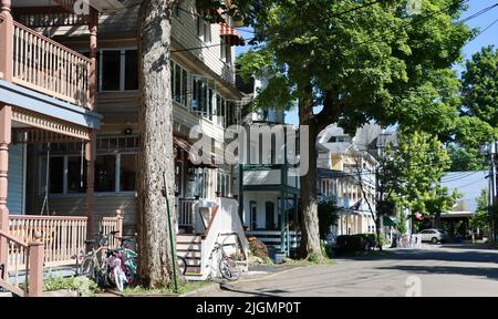 Vue sur la rue depuis l'établissement Chautauqua à Chautauqua, dans le nord de l'État de New York. Banque D'Images