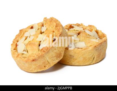 deux mini-chaussons avec remplissage de fruits isolés sur fond blanc Banque D'Images