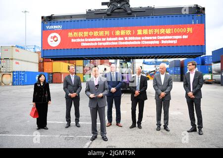 Duisburg, Allemagne. 11th juillet 2022. Du Chunguo (3rd L), consul général chinois à Düsseldorf, prononce un discours lors de la cérémonie de bienvenue du voyage de 00th 000 effectué par les trains de marchandises Chine-Europe exploités par le China-Europe Railway Express (Chongqing) à Duisburg, en Allemagne, sur 11 juillet 2022. Un train de marchandises chargé de produits électroniques, de pièces mécaniques et de produits de première nécessité, qui a quitté la municipalité de Chongqing, dans le sud-ouest de la Chine, sur 23 juin, est arrivé lundi à Duisbourg, en Allemagne. Crédit: REN Pengfei/Xinhua/Alay Live News Banque D'Images