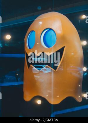 PAC Man Ghoul dans une fenêtre Afficher dans un magasin de jeux vidéo local Banque D'Images