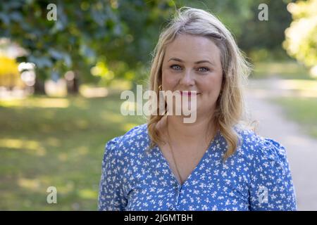 Actrice et écrivaine Philippa Dunne connue pour les Nevers (2021), ça va blesser (2022) et le côté lumineux (2020), mère, Derry Girls elle est Banque D'Images