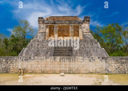 Temple de l'Homme barbu à la fin de la Grande Cour de bal pour jouer pok-ta-pok près de Chichen Itza pyramide, Yucatan, Mexique. Temple de la civilisation maya Banque D'Images