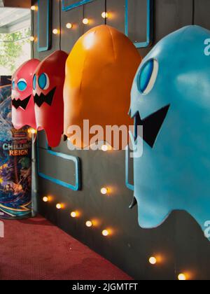 PAC Man Ghoul dans une fenêtre Afficher dans un magasin de jeux vidéo local Banque D'Images