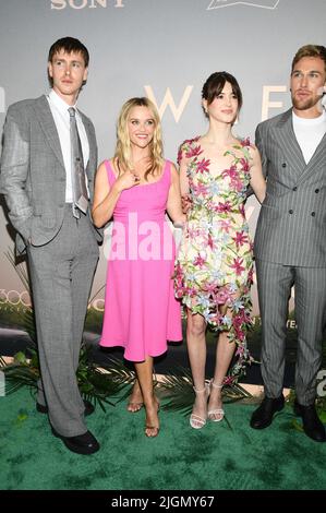 New York, États-Unis. 11th juillet 2022. (G-D) Harris Dickinson, Reese Witherspoon, Daisy Edgar-Jones et Taylor John-Smith assistent à la première « Where the Crawdads Sing » au Musée d'art moderne de New York, NY, 11 juillet 2022. (Photo par Anthony Behar/Sipa USA) crédit: SIPA USA/Alay Live News Banque D'Images