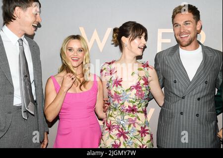 New York, États-Unis. 11th juillet 2022. (G-D) Harris Dickinson, Reese Witherspoon, Daisy Edgar-Jones et Taylor John-Smith assistent à la première « Where the Crawdads Sing » au Musée d'art moderne de New York, NY, 11 juillet 2022. (Photo par Anthony Behar/Sipa USA) crédit: SIPA USA/Alay Live News Banque D'Images