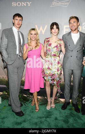 New York, États-Unis. 11th juillet 2022. (G-D) Harris Dickinson, Reese Witherspoon, Daisy Edgar-Jones et Taylor John-Smith assistent à la première « Where the Crawdads Sing » au Musée d'art moderne de New York, NY, 11 juillet 2022. (Photo par Anthony Behar/Sipa USA) crédit: SIPA USA/Alay Live News Banque D'Images