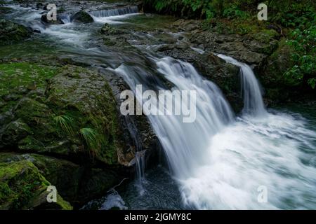 La passerelle de six Mile Creek, la rivière, la chute d'eau et les vestiges de l'ancienne centrale hydroélectrique de six Mile, Murchison, île sud, Aotearoa / Nouvelle-Zélande Banque D'Images