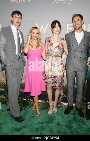 New York, États-Unis. 11th juillet 2022. (G-D) Harris Dickinson, Reese Witherspoon, Daisy Edgar-Jones et Taylor John-Smith assistent à la première « Where the Crawdads Sing » au Musée d'art moderne de New York, NY, 11 juillet 2022. (Photo par Anthony Behar/Sipa USA) crédit: SIPA USA/Alay Live News Banque D'Images