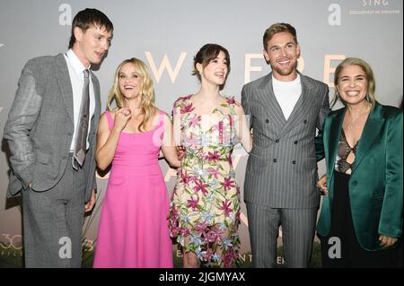 New York, États-Unis. 11th juillet 2022. (G-D) Harris Dickinson, Reese Witherspoon, Daisy Edgar-Jones, Taylor John-Smith et Olivia Newman assistent à la première « Where the Crawdads Sing » au Musée d'art moderne de New York, NY, 11 juillet 2022. (Photo par Anthony Behar/Sipa USA) crédit: SIPA USA/Alay Live News Banque D'Images