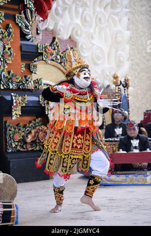 Jakarta, Indonésie. 10th juillet 2022. Une danseuse interprète la danse balinaise traditionnelle dans un parc culturel de Bali, Indonésie, 10 juillet 2022. Credit: Xu Qin/Xinhua/Alamy Live News Banque D'Images