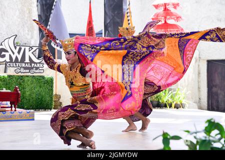 Jakarta, Indonésie. 10th juillet 2022. Les danseurs dansent la danse balinaise traditionnelle dans un parc culturel de Bali, Indonésie, 10 juillet 2022. Credit: Xu Qin/Xinhua/Alamy Live News Banque D'Images