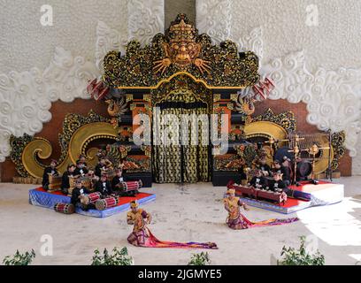 Jakarta, Indonésie. 10th juillet 2022. Les danseurs dansent la danse balinaise traditionnelle dans un parc culturel de Bali, Indonésie, 10 juillet 2022. Credit: Xu Qin/Xinhua/Alamy Live News Banque D'Images