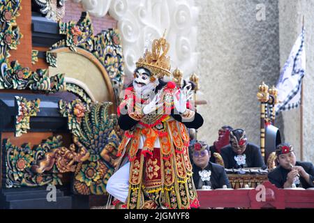 Jakarta, Indonésie. 10th juillet 2022. Une danseuse interprète la danse balinaise traditionnelle dans un parc culturel de Bali, Indonésie, 10 juillet 2022. Credit: Xu Qin/Xinhua/Alamy Live News Banque D'Images