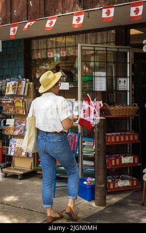 Jeune femme à la mode dans la rue décontracté tenue été. Jean et chapeau tendance et tendance. Portrait intégral. Photo de rue, mise au point sélective-juillet Banque D'Images