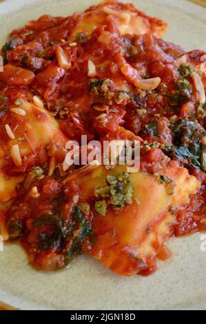 Raviolis de légumes méditerranéens rôtis sur une assiette Banque D'Images