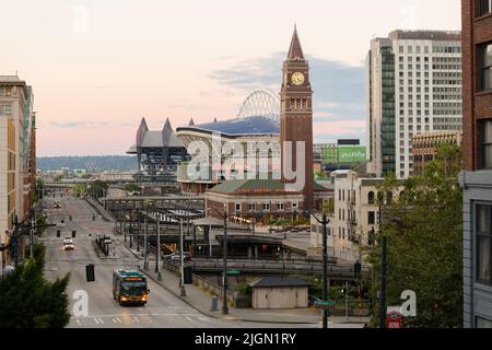 Seattle - 09 juillet 2022 ; lumière de l'aube de l'autre côté de la gare de King Street et des stades de Seattle Banque D'Images