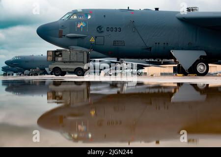 Quatre avions B-52H Stratofortress se trouvent sur la ligne aérienne de 7 juillet 2022, à la base aérienne de Minot, Dakota du Nord. Le B-52H est un bombardier lourd à longue portée, capable de transporter jusqu'à 20 missiles de croisière à air. (É.-U. Photo de la Force aérienne par le premier Airman Michael A. Richmond) Banque D'Images