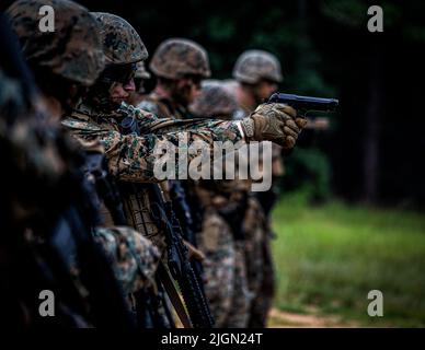 Marines avec la Compagnie de la Garde, caserne de Marine, Washington, engage des cibles pour l'entraînement des forces de sécurité à la base de corps de Marine Quantico, Virginie, 07 juillet 2022. Les Marines ont traversé des gammes pour approfondir leurs connaissances avec le fusil de chasse M1014, le fusil de service M16A4 et le pistolet M9 et M18. (É.-U. Photo du corps marin par Lcpl. Pranav Ramakrishna) Banque D'Images