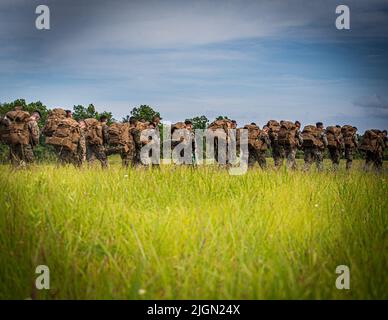 Marines avec la Compagnie de la Garde, caserne de Marine, Washington, randonnée à leur prochain objectif de formation des forces de sécurité, à la base du corps de Marine Quantico, Virginie, 07 juillet 2022. Les Marines ont traversé des gammes pour approfondir leurs connaissances avec le fusil de chasse M1014, le fusil de service M16A4 et le pistolet M9 et M18. (É.-U. Photo du corps marin par Lcpl. Pranav Ramakrishna) Banque D'Images