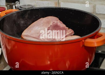 Morceau de porc fumé dans un pot pour faire de la choucroute alsacienne Banque D'Images