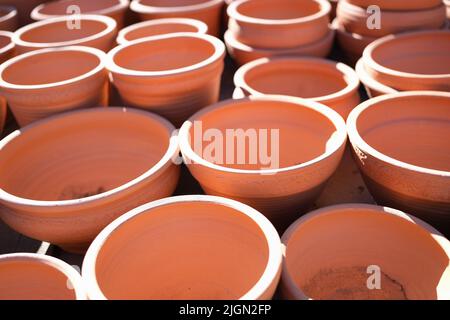 Pots de fleurs d'argile vides dans la serre ou la serre Banque D'Images