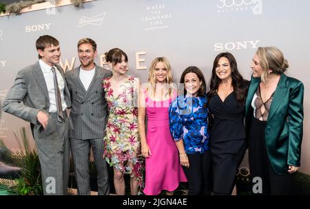 New York, NY - 11 juillet 2022 : Harris Dickinson, Taylor John-Smith, Daisy Edgar-Jones, Reese Witherspoon, Invité, Lauren Neustadter, Olivia Newman assister à la première du film 'Where the Crawdads Sing' au Musée d'Art moderne Banque D'Images