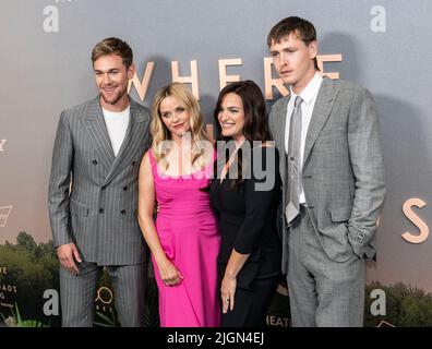 New York, États-Unis. 11th juillet 2022. Taylor John Smith, Reese Witherspoon, Lauren Neustadter et Harris Dickinson assistent à la première du film « Where the Crawdads Sing » au Musée d'art moderne de New York sur 11 juillet 2022. (Photo de Lev Radin/Sipa USA) crédit: SIPA USA/Alay Live News Banque D'Images