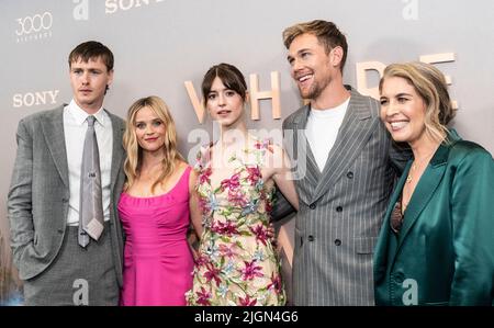 New York, États-Unis. 11th juillet 2022. Harris Dickinson, Reese Witherspoo, Daisy Edgar-Jones, Taylor John-Smith et Olivia Newman assistent à la première du film « Where the Crawdads Sing » au Musée d'art moderne de New York sur 11 juillet 2022. (Photo de Lev Radin/Sipa USA) crédit: SIPA USA/Alay Live News Banque D'Images