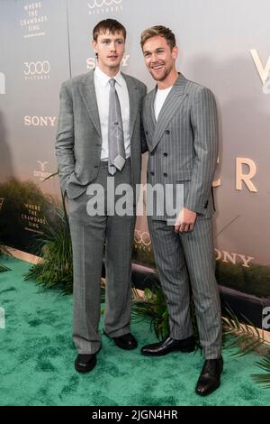 New York, États-Unis. 11th juillet 2022. Harris Dickinson et Taylor John-Smith assistent à la première du film « Where the Crawdads Sing » au Musée d'art moderne de New York sur 11 juillet 2022. (Photo de Lev Radin/Sipa USA) crédit: SIPA USA/Alay Live News Banque D'Images