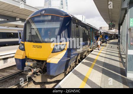 Le train 707029 du sud-est arrive à la gare de London Bridge, Angleterre, Royaume-Uni Banque D'Images