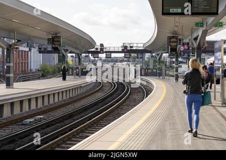 Les passagers se promène sur la plate-forme pour son prochain train à la maison le jour ensoleillé de Londres Bridge station Angleterre Royaume-Uni Banque D'Images