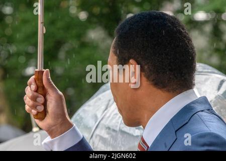 Franc Weerd Holding Umbrella in the Rain au Keti Koti Festival à Amsterdam, pays-Bas 1-7-2022 Banque D'Images