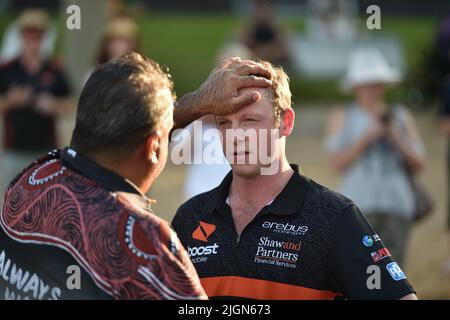 Darwin, Australie. 16 juin 2022. Sur la photo, Wwill Brown, Boost Mobile Racing avec Larrakia Elder, Richard Fejo en tant qu'interprète de l'aborigène australien Banque D'Images