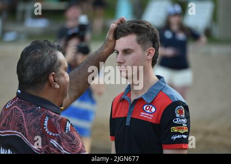 Darwin, Australie. 16 juin 2022. Sur la photo, Zak Best avec Larrakia Elder, Richard Fejo, qui interprète la cérémonie australienne d'eau salée aborigène ahe Banque D'Images