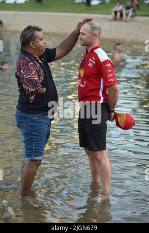 Darwin, Australie. 16 juin 2022. Sur la photo, Wwill Davison, Shell V-Power Racing avec Larrakia Elder, Richard Fejo, qui joue l'Aborigi australien Banque D'Images