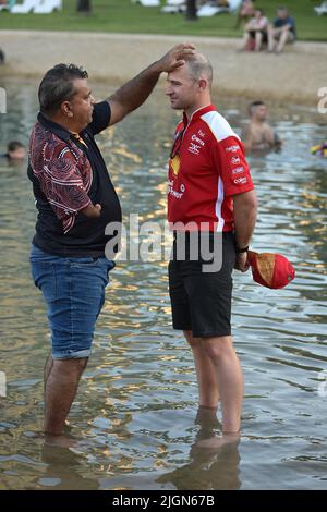 Darwin, Australie. 16 juin 2022. Sur la photo, Wwill Davison, Shell V-Power Racing avec Larrakia Elder, Richard Fejo, qui joue l'Aborigi australien Banque D'Images