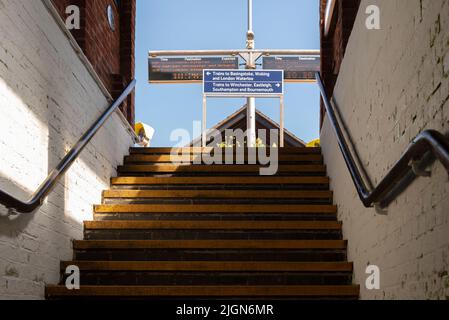 Hampshire, Angleterre, Royaume-Uni. 2022. Vol d'escaliers pour les passagers de chemin de fer à monter pour atteindre la plate-forme à la gare de Micheldever. Banque D'Images