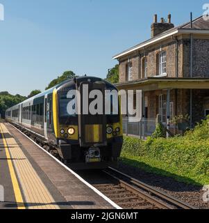 Micheldever, Hampshire, Angleterre, Royaume-Uni. 2022, plate-forme 1 à la gare de Micheldever avec un train du Sud-Ouest qui s'approche de cette gare rurale du Hampshire, Banque D'Images