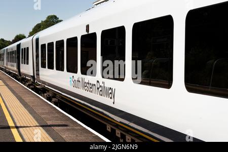 Micheldever, Hampshire, Angleterre, Royaume-Uni. 2022. Un nouveau train de voyageurs South Western Railway à la gare de Miicheldever dans le Hampshire, Royaume-Uni Banque D'Images