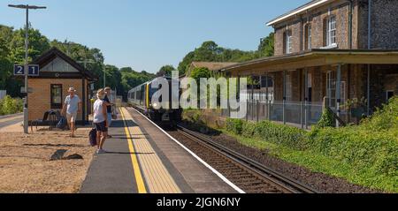 Micheldever, Hampshire, Angleterre, Royaume-Uni. 2022, les passagers du train attendent sur la plate-forme à la gare de Micheldever car un train du Sud-Ouest s'approche des zones rurales Banque D'Images