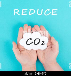 La main tient le nuage avec le mot CO 2, réduire les émissions de dioxyde de carbone, les problèmes environnementaux, la pollution de l'air Banque D'Images