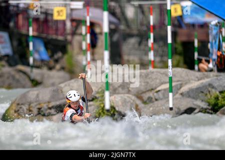 Ivrea, Italie. 10th juillet 2022. Ivrea, Italie 09 juillet 2022 2022 Championnats du monde junior ICF et slalom de canoë U23 à Ivrea, en Italie, les U23 meilleurs pagayeurs slalom de canoë au monde ont pris la scène et se sont battus pour le titre mondial. Les courses suivantes ont eu lieu : canoë pour femmes de moins de 23 ans (C1) canoë pour hommes de moins de 23 ans (C1) kayak pour femmes de moins de 23 ans (K1) kayak pour hommes de moins de 23 ans (K1); kayak pour hommes junior (K1), kayak pour femmes junior (K1), canoë pour femmes junior (K1) canoë pour hommes junior (K1) canoë pour femmes de moins de 23 ans (23) crédit Jennemlaff pour femmes : Agence photo indépendante/Alamy Live News Banque D'Images