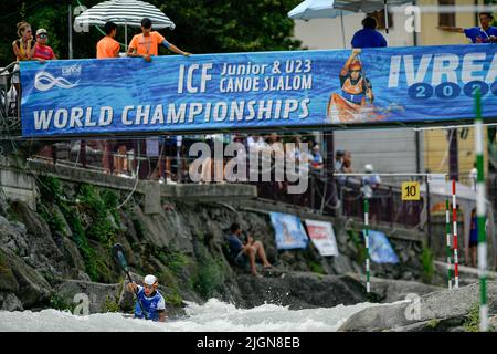 Ivrea, Italie. 10th juillet 2022. Ivrea, Italie 09 juillet 2022 2022 Championnats du monde junior ICF et slalom de canoë U23 à Ivrea, en Italie, les U23 meilleurs pagayeurs slalom de canoë au monde ont pris la scène et se sont battus pour le titre mondial. Les courses suivantes ont eu lieu : canoë pour femmes de moins de 23 ans (C1) canoë pour hommes de moins de 23 ans (C1) kayak pour femmes de moins de 23 ans (K1) kayak pour hommes de moins de 23 ans (K1); kayak pour hommes junior (K1), kayak pour femmes junior (K1), canoë pour femmes junior (K1), canoë junior pour hommes (K1), crédit : Independent photo Agency/Alay Live News Banque D'Images