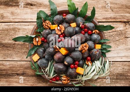 Plaque de figues avec noix et plateau de fromage Banque D'Images