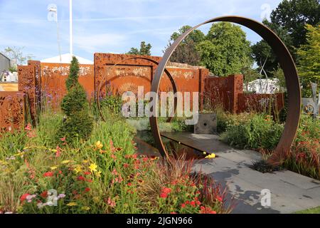 Sunburst (Charlie Bloom et Simon Webster, Médaille de bronze), Show Garden, RHS Hampton court Palace Garden Festival 2022, Londres, Angleterre, Royaume-Uni, Europe Banque D'Images