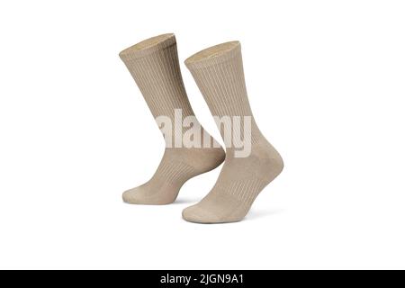 Paire de chaussettes en coton beige isolées sur du blanc. Ensemble de chaussettes courtes pour le sport comme maquette et étiquette pour la publicité, le logo, la marque Banque D'Images