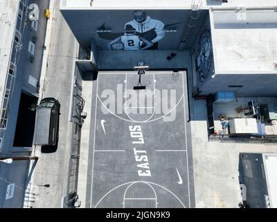 Une vue aérienne générale du terrain de basket-ball du magasin Nike East Los Community Store et de la fresque murale de Kobe Bryant et de sa fille Gianna Bryant, le mercredi 29 juin 2022, à Los Angeles. Banque D'Images