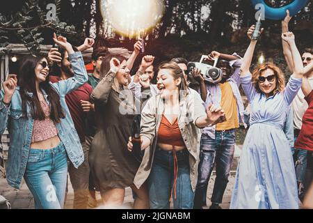 Grand groupe multiethnique d'amis ayant de la musique de danse amusante en plein air - culture de jeunesse gens style de vie concept Banque D'Images