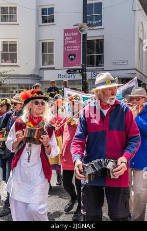 La bande de Golowan dans le cadre de la parade de la journée de Mazey dans le cadre du festival de Golowan à Penzance, en Cornouailles, au Royaume-Uni. Banque D'Images